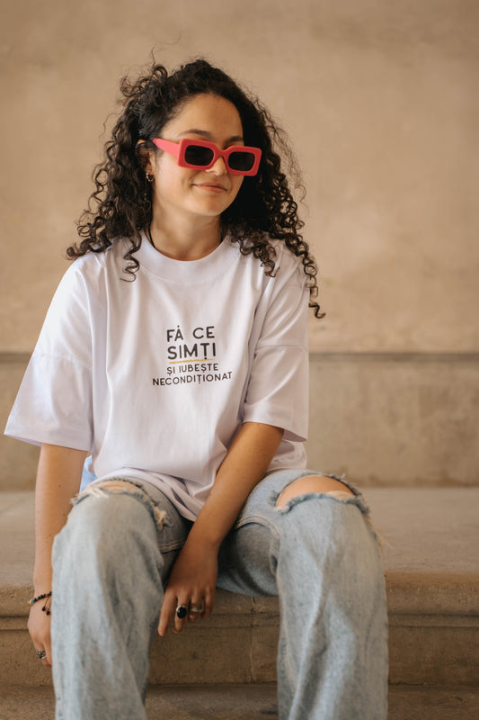 tricou oversized unisex iubește necondiționat alb